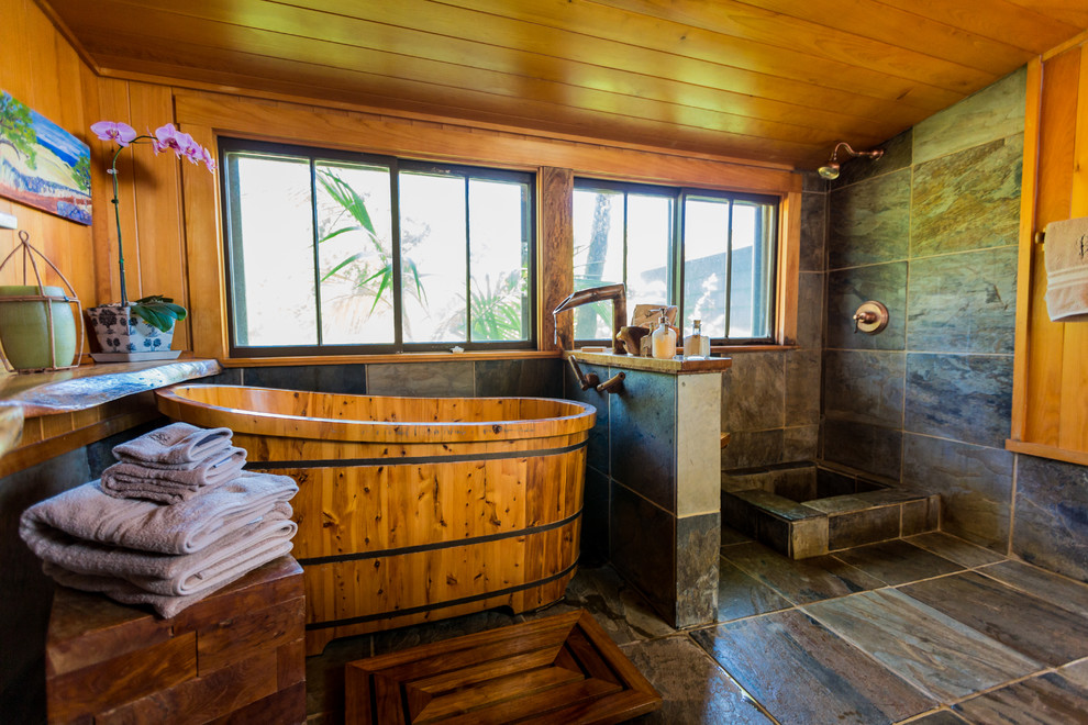 Idee per una grande stanza da bagno padronale tropicale con vasca giapponese, doccia aperta, piastrelle grigie, piastrelle in pietra, pavimento in ardesia e doccia aperta