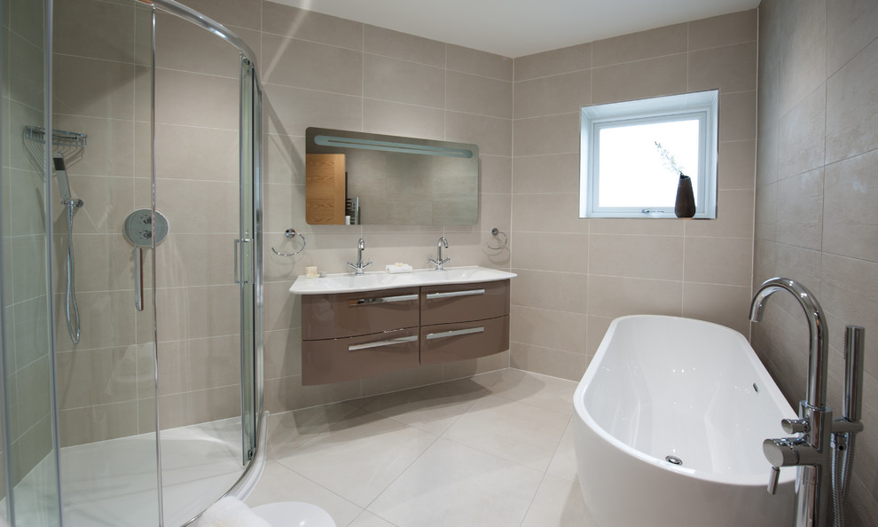 На фото: ванная комната в современном стиле с бежевой плиткой, керамогранитной плиткой, полом из керамогранита и бежевым полом