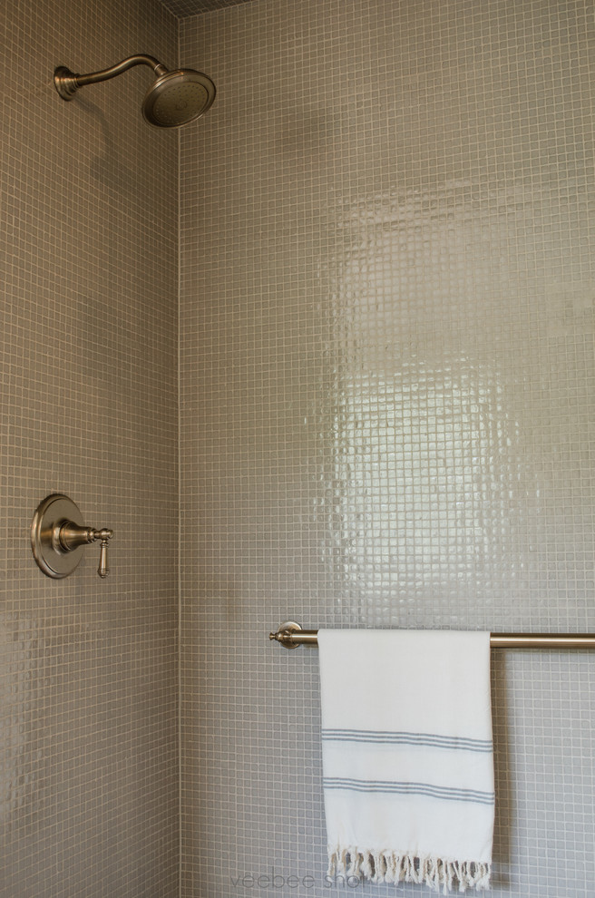 ニューヨークにあるお手頃価格の中くらいなトランジショナルスタイルのおしゃれなバスルーム (浴槽なし) (インセット扉のキャビネット、白いキャビネット、置き型浴槽、ガラスタイル、白い壁、セラミックタイルの床、クオーツストーンの洗面台、グレーのタイル、コンソール型シンク、アルコーブ型シャワー、一体型トイレ	) の写真