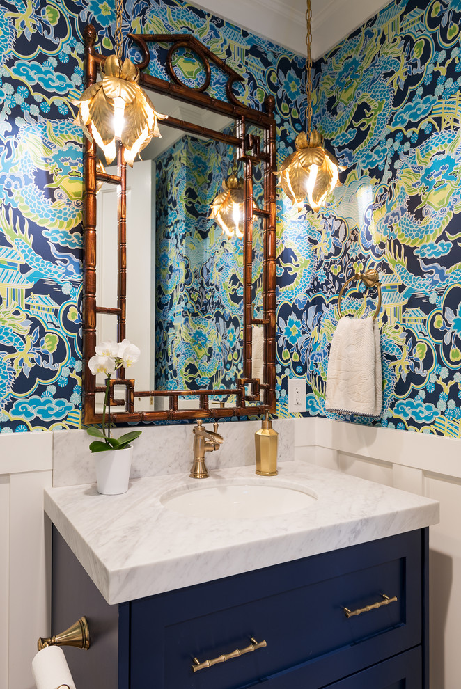 Imagen de cuarto de baño exótico con armarios estilo shaker, puertas de armario azules, paredes multicolor y encimeras blancas