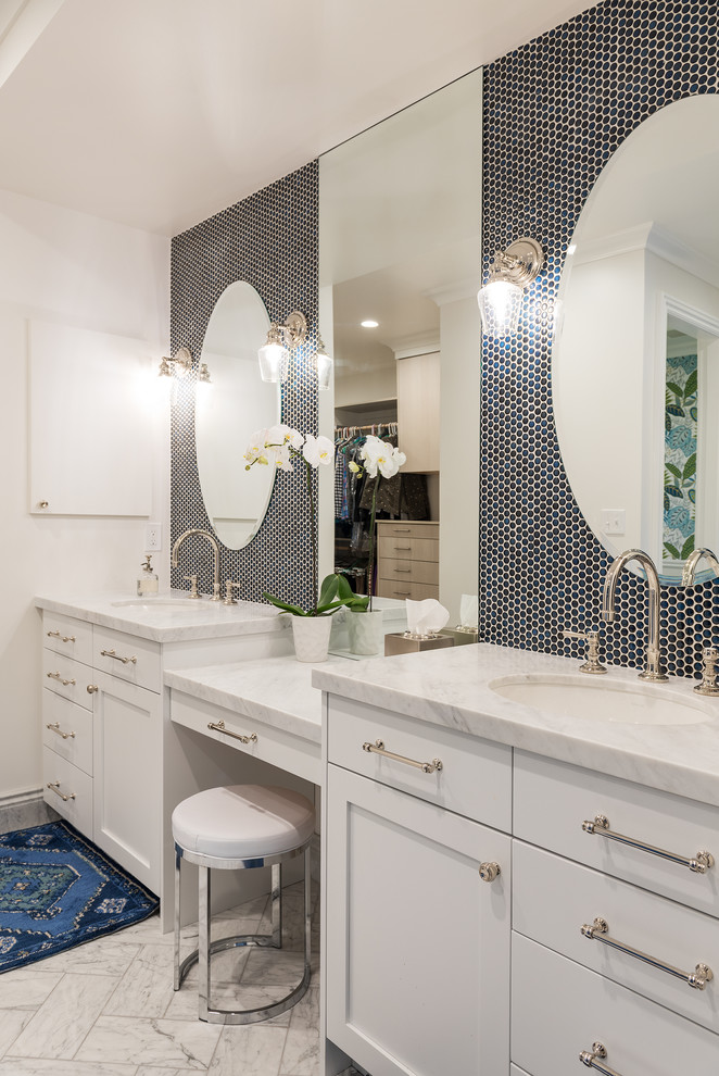 Ejemplo de cuarto de baño tradicional renovado con armarios estilo shaker, puertas de armario blancas, baldosas y/o azulejos negros, paredes blancas, lavabo bajoencimera, suelo blanco y encimeras blancas