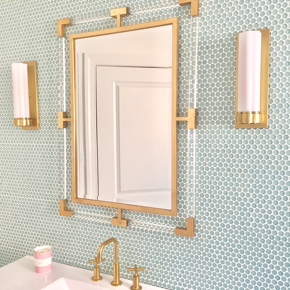 Immagine di una stanza da bagno padronale minimal di medie dimensioni con pareti blu e top in superficie solida