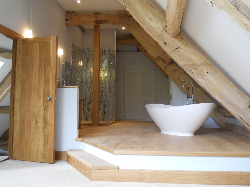 Idee per una stanza da bagno padronale contemporanea di medie dimensioni con vasca freestanding, doccia ad angolo, pareti bianche e parquet chiaro