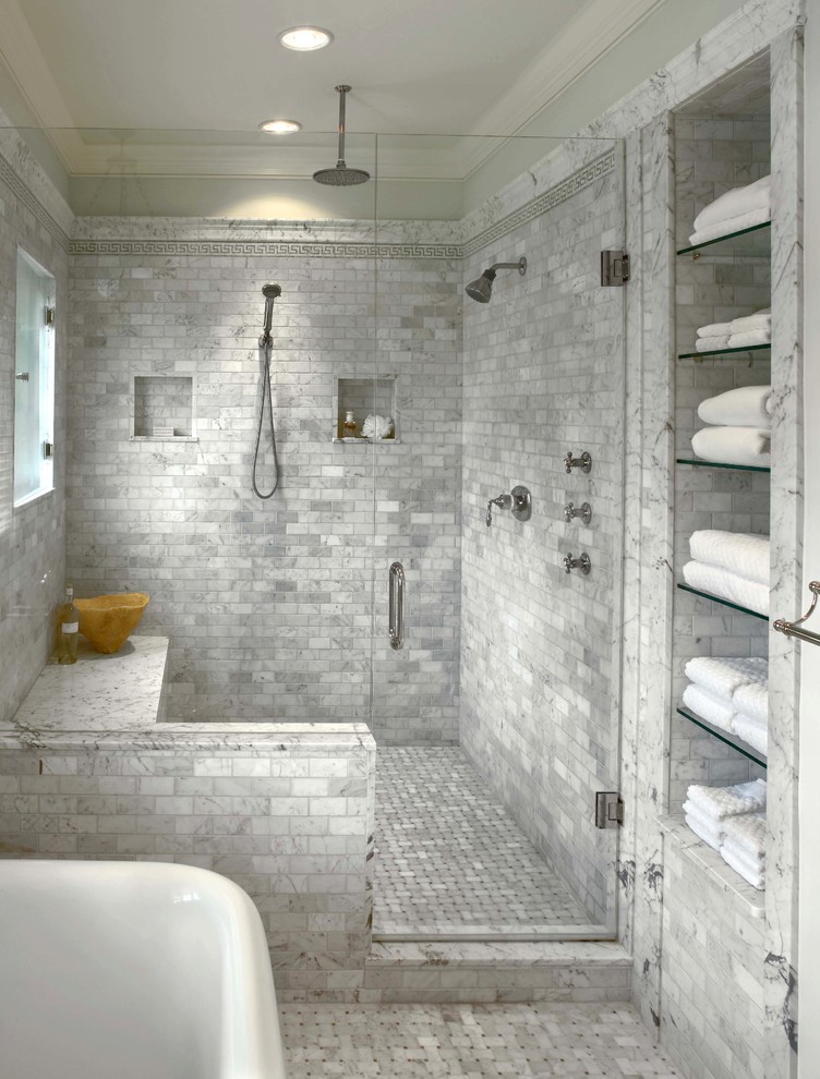 Exemple d'une salle de bain principale moderne de taille moyenne avec un placard sans porte, des portes de placard blanches, une baignoire indépendante, une douche ouverte, WC à poser, un carrelage gris, un carrelage blanc, des carreaux de porcelaine, un mur gris et un sol en carrelage de porcelaine.