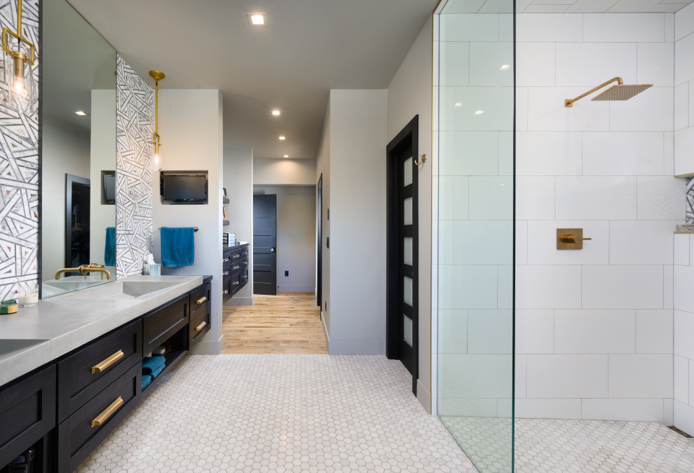Industriell inredning av ett grå grått en-suite badrum, med luckor med infälld panel, svarta skåp, en kantlös dusch, bänkskiva i betong och med dusch som är öppen