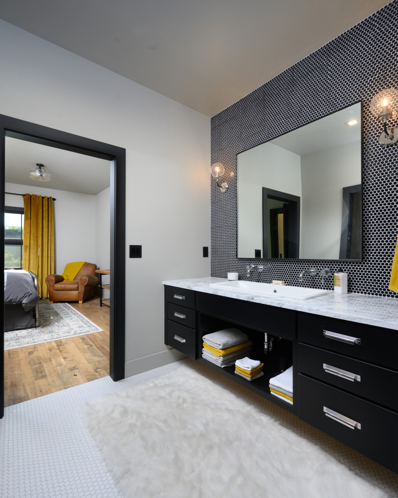 Imagen de cuarto de baño único y a medida urbano con puertas de armario negras, baldosas y/o azulejos negros y encimera de mármol