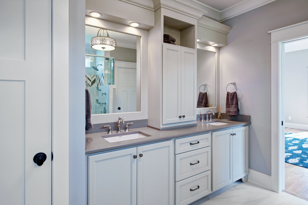 Idéer för att renovera ett mellanstort amerikanskt en-suite badrum, med ett undermonterad handfat, luckor med profilerade fronter, grå skåp, grå kakel, porslinskakel, grå väggar, klinkergolv i porslin, en dusch i en alkov och bänkskiva i kvarts