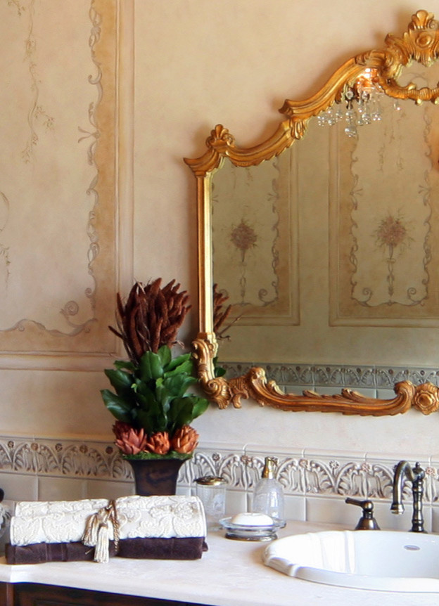 Cette photo montre une douche en alcôve principale victorienne en bois foncé de taille moyenne avec un placard en trompe-l'oeil, WC séparés, un carrelage beige, un carrelage gris, un carrelage blanc, un mur beige et un lavabo posé.