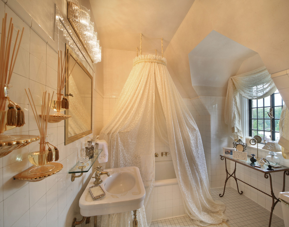 Klassisk inredning av ett mellanstort en-suite badrum, med ett konsol handfat, ett platsbyggt badkar, en dusch/badkar-kombination, vit kakel, keramikplattor, vita väggar, klinkergolv i keramik, vitt golv och dusch med duschdraperi