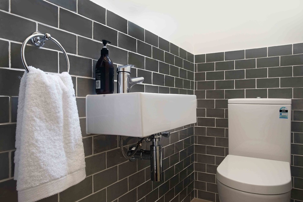 Imagen de cuarto de baño contemporáneo de tamaño medio con baldosas y/o azulejos de cemento, suelo de baldosas de cerámica y lavabo sobreencimera