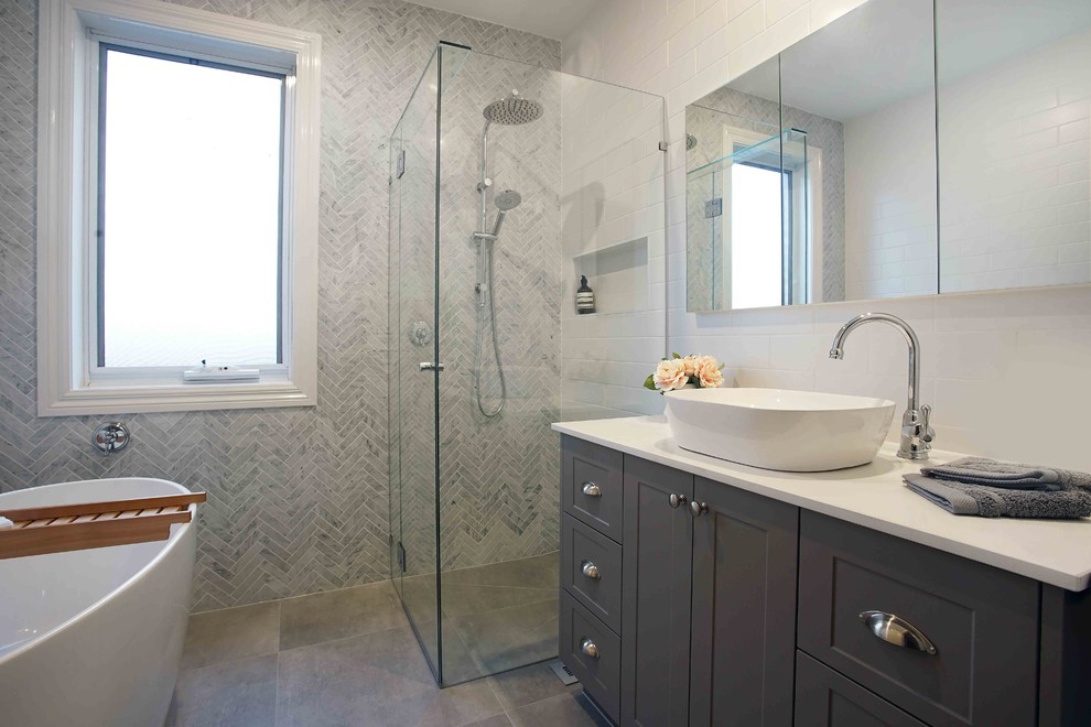 Immagine di una stanza da bagno design di medie dimensioni con doccia ad angolo, piastrelle diamantate, lavabo a bacinella, porta doccia a battente e pavimento con piastrelle in ceramica