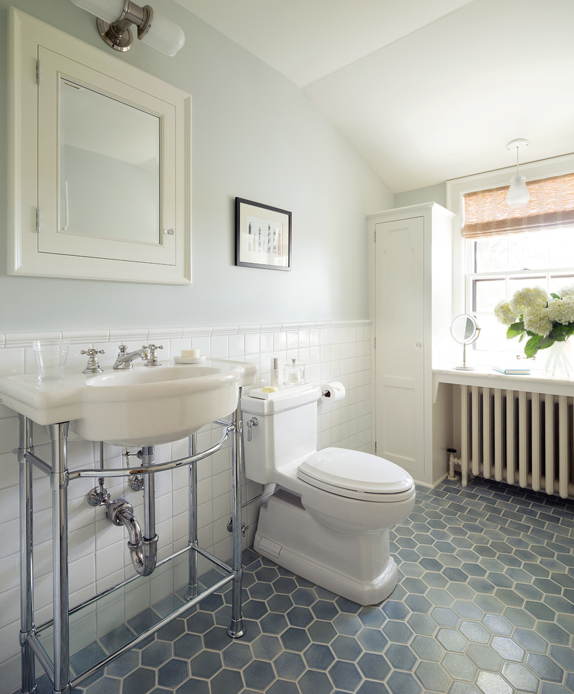 Klassisches Badezimmer mit Toilette mit Aufsatzspülkasten, weißen Fliesen, grauer Wandfarbe, Waschtischkonsole und blauem Boden in Minneapolis