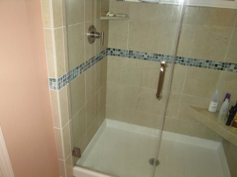 Idee per una stanza da bagno eclettica con doccia ad angolo, piastrelle beige e piastrelle in ceramica
