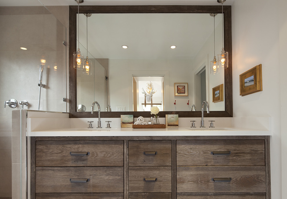 Réalisation d'une salle de bain chalet en bois foncé avec un lavabo encastré, un placard à porte plane et un carrelage beige.