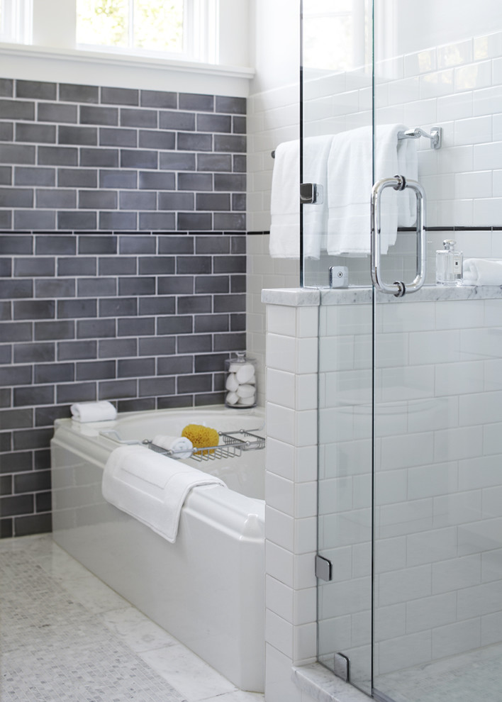 サンフランシスコにあるトランジショナルスタイルのおしゃれな浴室 (アルコーブ型浴槽、コーナー設置型シャワー、グレーのタイル、サブウェイタイル) の写真