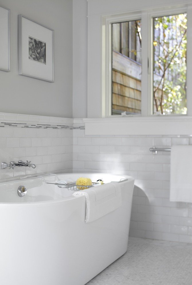 Идея дизайна: ванная комната в стиле неоклассика (современная классика) с отдельно стоящей ванной, плиткой кабанчик и белой плиткой