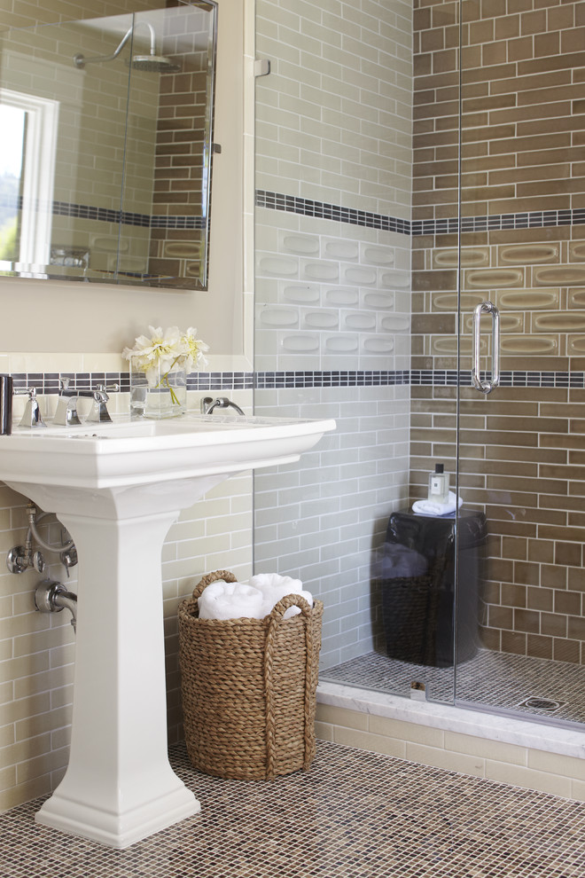 Идея дизайна: ванная комната в стиле неоклассика (современная классика) с плиткой кабанчик, раковиной с пьедесталом, душем в нише и коричневой плиткой