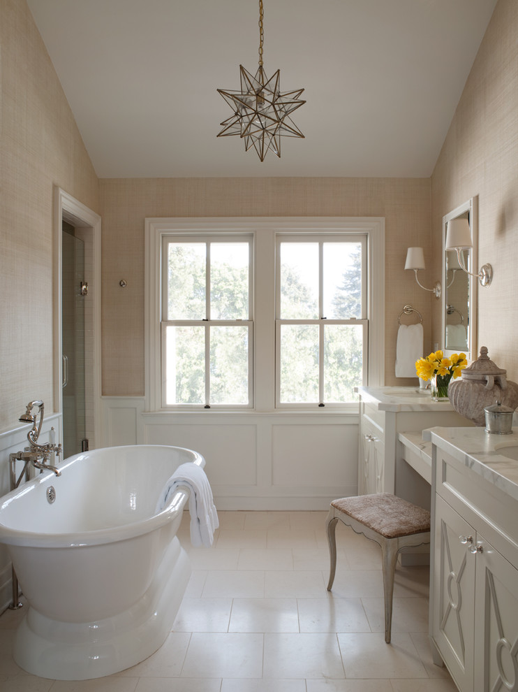 Diseño de cuarto de baño tradicional con encimera de mármol