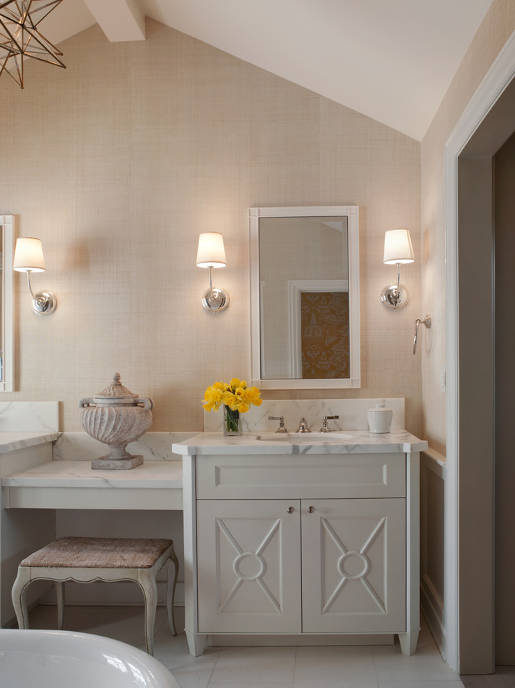 На фото: ванная комната в классическом стиле с белыми фасадами