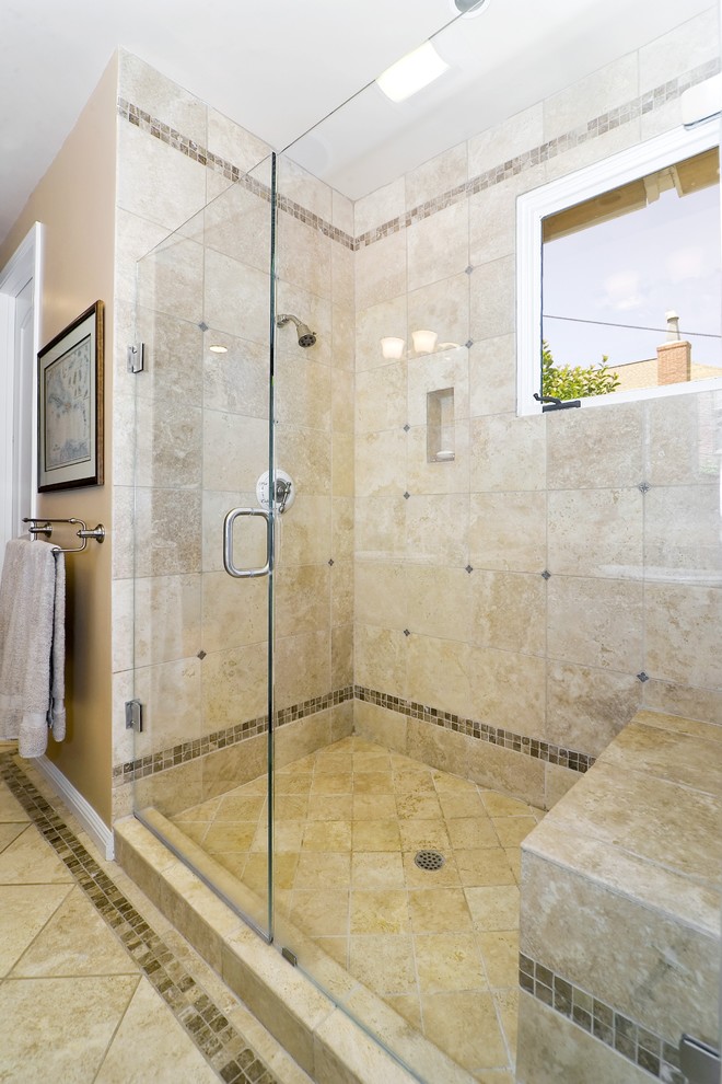 Klassisk inredning av ett badrum, med en dusch i en alkov och beige kakel