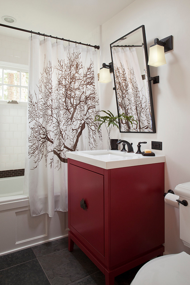 Foto de cuarto de baño clásico con puertas de armario rojas