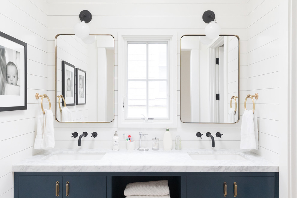 Landhausstil Badezimmer mit Doppelwaschbecken in San Francisco