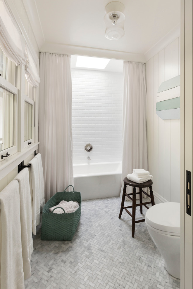 Источник вдохновения для домашнего уюта: ванная комната среднего размера в стиле кантри с унитазом-моноблоком, белой плиткой, белыми стенами, полом из мозаичной плитки, плиткой кабанчик и врезной раковиной