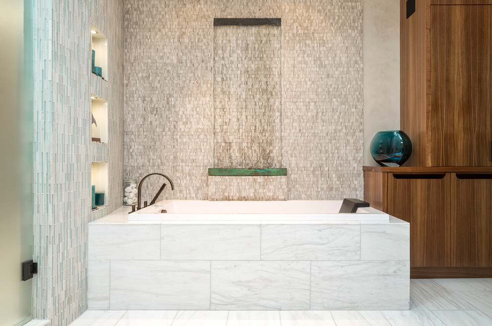 Пример оригинального дизайна: большая главная ванная комната в современном стиле с плоскими фасадами, фасадами цвета дерева среднего тона, накладной ванной, бежевой плиткой, каменной плиткой, бежевыми стенами, мраморным полом и серым полом