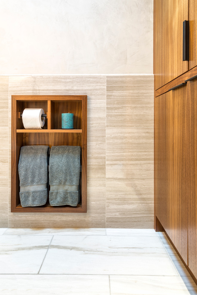 Exemple d'une grande salle de bain principale tendance en bois brun avec un carrelage beige, des carreaux de céramique, un mur beige et un sol en marbre.
