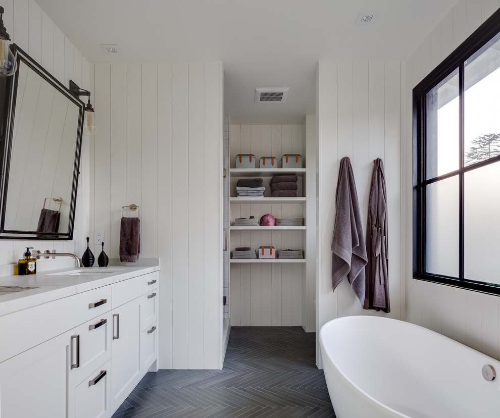На фото: ванная комната в стиле неоклассика (современная классика) с фасадами в стиле шейкер, белыми фасадами, отдельно стоящей ванной, белыми стенами и врезной раковиной