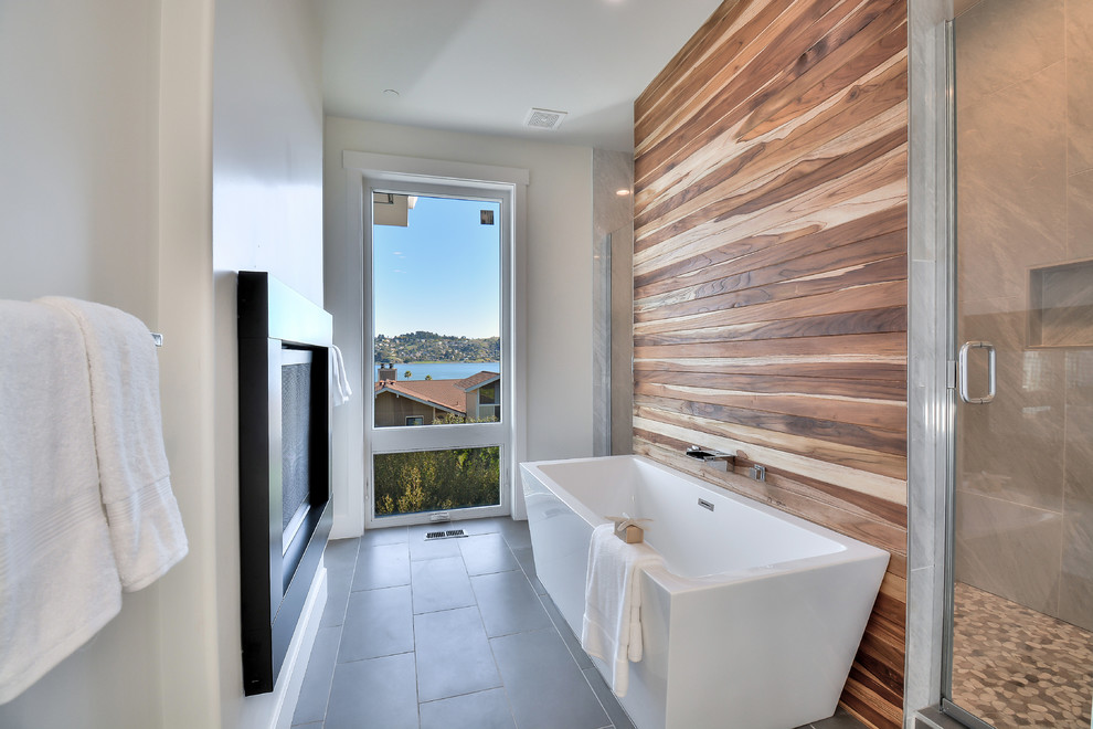 Idéer för mellanstora funkis en-suite badrum, med ett fristående badkar, en hörndusch, grå kakel, marmorkakel, vita väggar, skiffergolv, grått golv och dusch med gångjärnsdörr