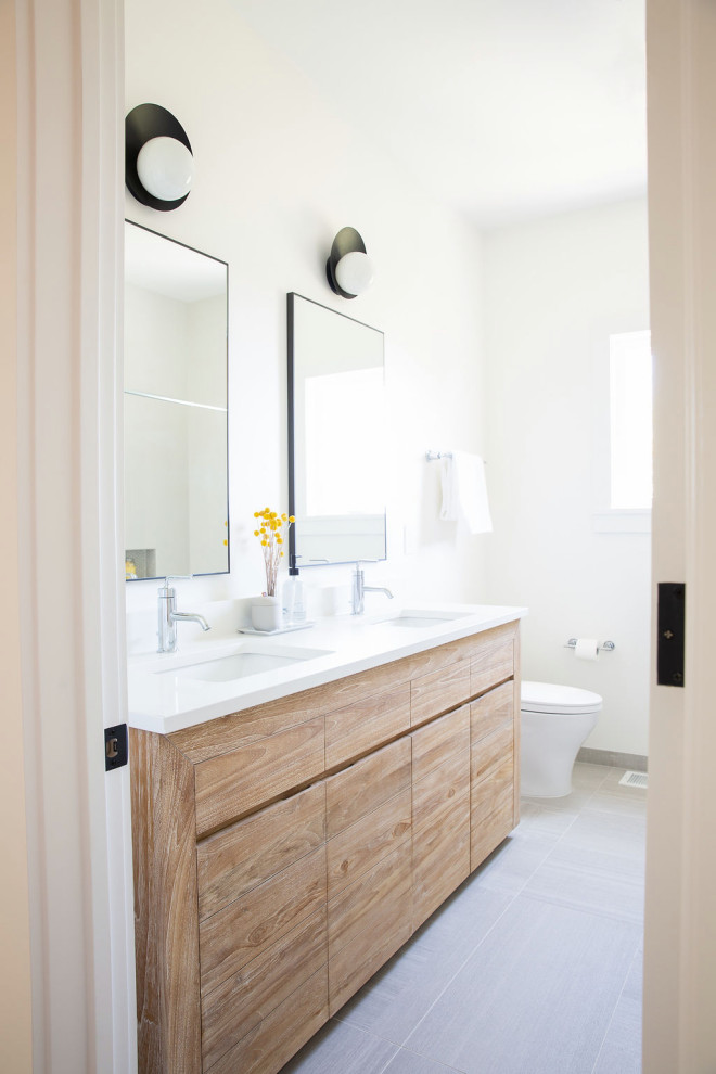 Großes Klassisches Duschbad mit flächenbündigen Schrankfronten, beigen Schränken, weißer Wandfarbe, Porzellan-Bodenfliesen, Unterbauwaschbecken, grauem Boden, weißer Waschtischplatte, Doppelwaschbecken und eingebautem Waschtisch in San Francisco