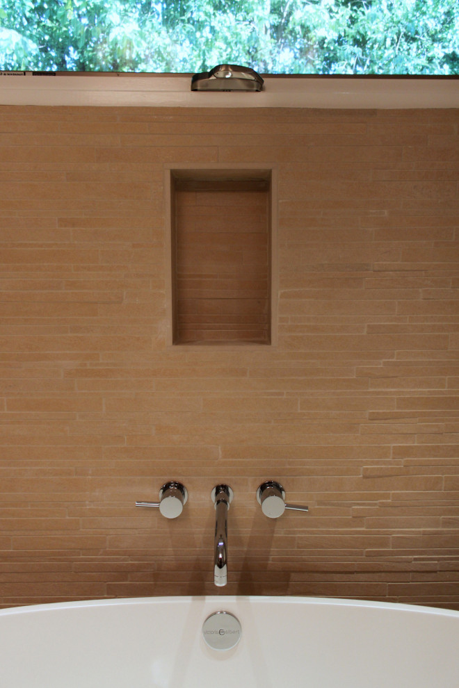 Idées déco pour une salle de bain principale asiatique de taille moyenne avec un placard à porte plane, une baignoire indépendante, une douche d'angle, un carrelage marron, des carreaux de porcelaine, un mur marron, un sol en carrelage de céramique, un sol beige et une cabine de douche à porte battante.