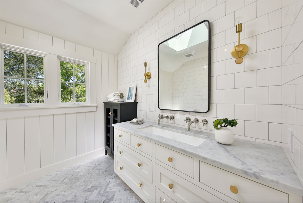 Ispirazione per una stanza da bagno chic di medie dimensioni con piastrelle bianche, pareti bianche, lavabo integrato e top bianco