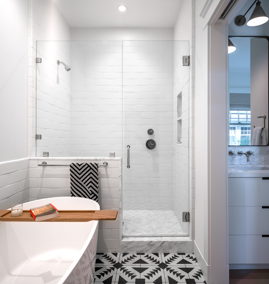 Идея дизайна: ванная комната в стиле неоклассика (современная классика) с плоскими фасадами, белыми фасадами, отдельно стоящей ванной, душем в нише, белой плиткой, плиткой кабанчик, белыми стенами, душевой кабиной, врезной раковиной, разноцветным полом и душем с распашными дверями