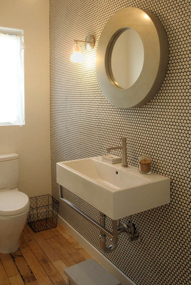 На фото: маленькая ванная комната в стиле модернизм с белой плиткой, керамической плиткой, белыми стенами, светлым паркетным полом, душевой кабиной и подвесной раковиной для на участке и в саду