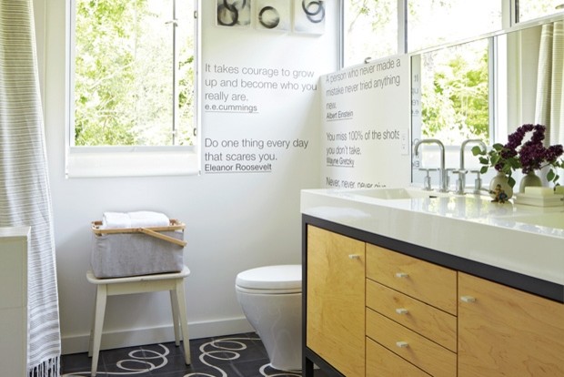 Aménagement d'une salle de bain moderne en bois clair avec WC séparés, un mur blanc et un sol en carrelage de céramique.