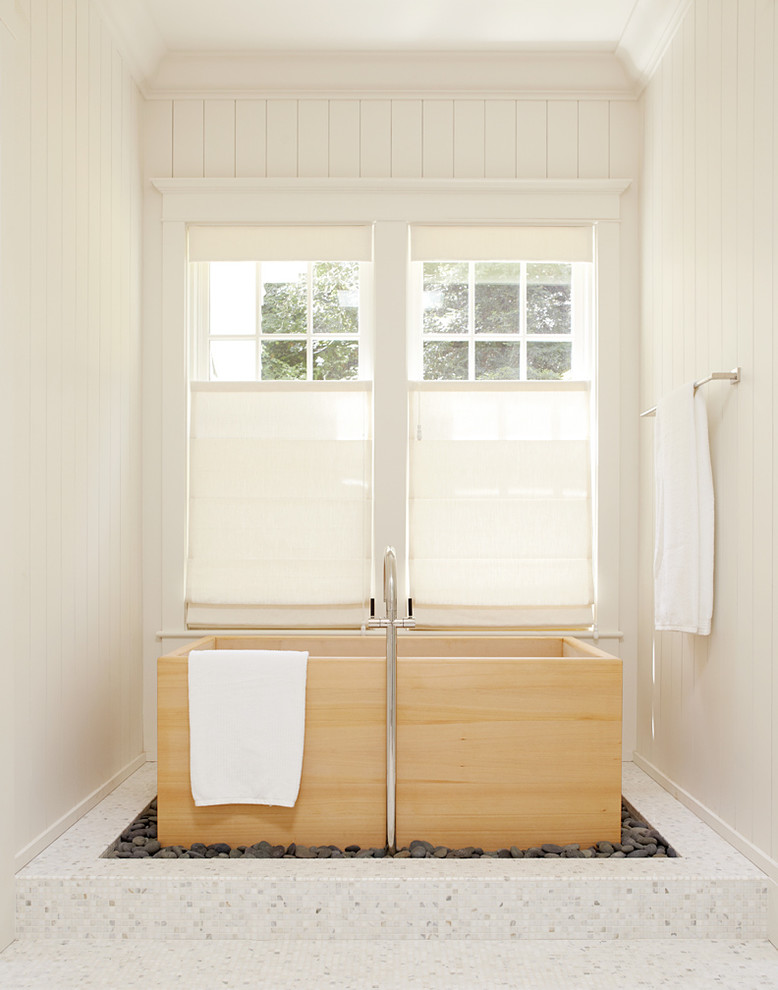 На фото: ванная комната в классическом стиле с японской ванной, полом из мозаичной плитки и окном
