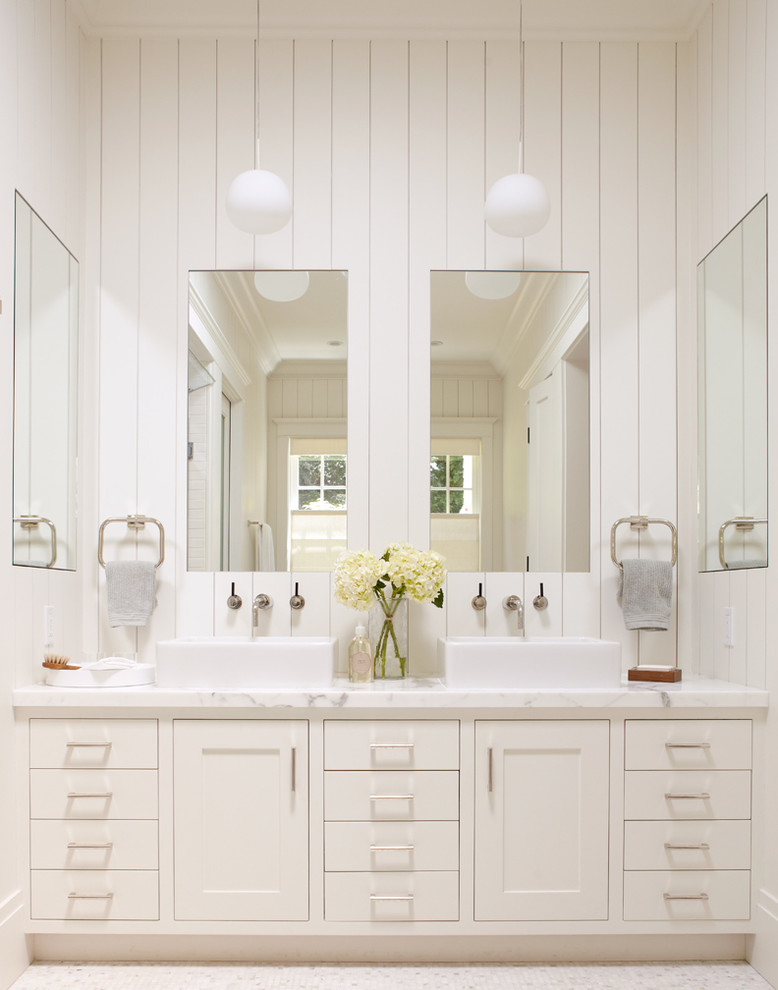 Пример оригинального дизайна: ванная комната в классическом стиле с настольной раковиной и белой столешницей
