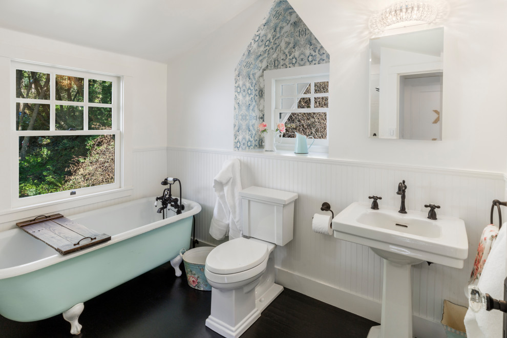 Klassisches Badezimmer mit Löwenfuß-Badewanne, weißer Wandfarbe, dunklem Holzboden, Sockelwaschbecken und braunem Boden in San Francisco
