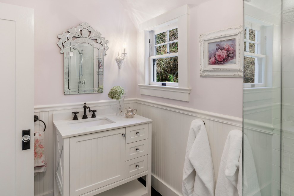 Idee per una stanza da bagno tradizionale con ante bianche, pareti rosa, lavabo sottopiano, top bianco e ante in stile shaker