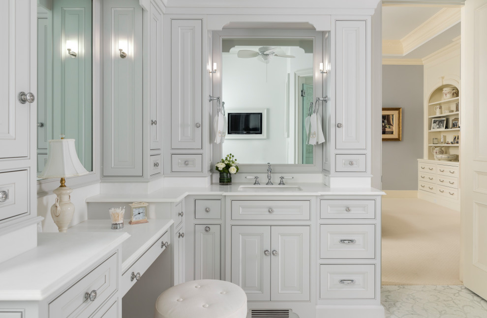 Idéer för att renovera ett vintage vit vitt en-suite badrum, med luckor med profilerade fronter, grå skåp, mosaikgolv, ett undermonterad handfat och grått golv