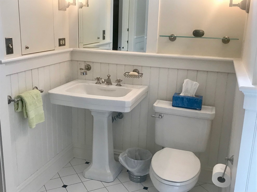 Idéer för att renovera ett mellanstort vintage badrum med dusch, med ett badkar i en alkov, en toalettstol med separat cisternkåpa, vita väggar, klinkergolv i porslin, ett piedestal handfat och flerfärgat golv