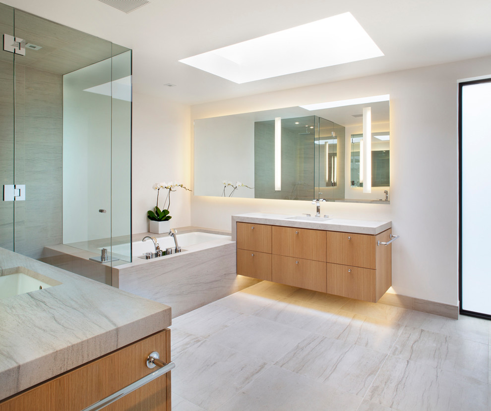 Пример оригинального дизайна: главная ванная комната в современном стиле с плоскими фасадами, светлыми деревянными фасадами, полновстраиваемой ванной, серой плиткой, белыми стенами, врезной раковиной, серым полом и душем с распашными дверями