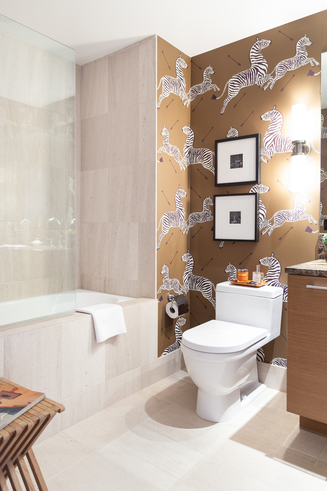 На фото: ванная комната в современном стиле с плоскими фасадами, светлыми деревянными фасадами, ванной в нише, душем над ванной, раздельным унитазом, бежевой плиткой и разноцветными стенами с