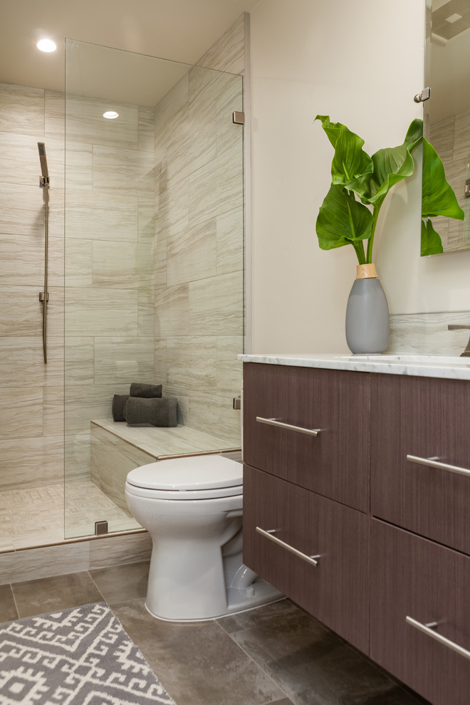 Источник вдохновения для домашнего уюта: маленькая ванная комната в стиле неоклассика (современная классика) с плоскими фасадами, серыми фасадами, душем в нише, разноцветной плиткой, керамогранитной плиткой, серыми стенами, полом из керамогранита, душевой кабиной, врезной раковиной, мраморной столешницей, серым полом, душем с распашными дверями и серой столешницей для на участке и в саду