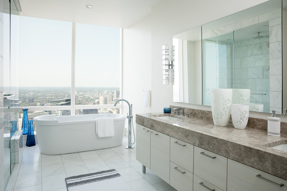 Стильный дизайн: главная ванная комната в современном стиле с плоскими фасадами, белыми фасадами, отдельно стоящей ванной, белыми стенами, врезной раковиной, белым полом и бежевой столешницей - последний тренд