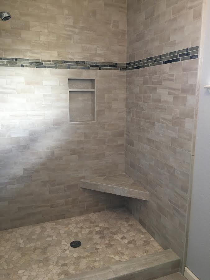 На фото: главная ванная комната среднего размера в современном стиле с бежевой плиткой, галечной плиткой, фасадами с утопленной филенкой, белыми фасадами, серыми стенами, душем в нише и открытым душем