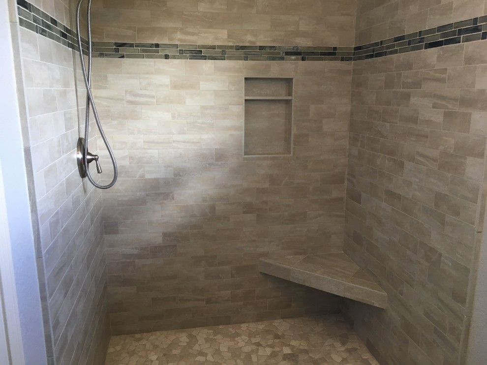 Mittelgroßes Modernes Badezimmer En Suite mit beigen Fliesen, Metrofliesen, Schrankfronten mit vertiefter Füllung, weißen Schränken, grauer Wandfarbe und Keramikboden in Sacramento