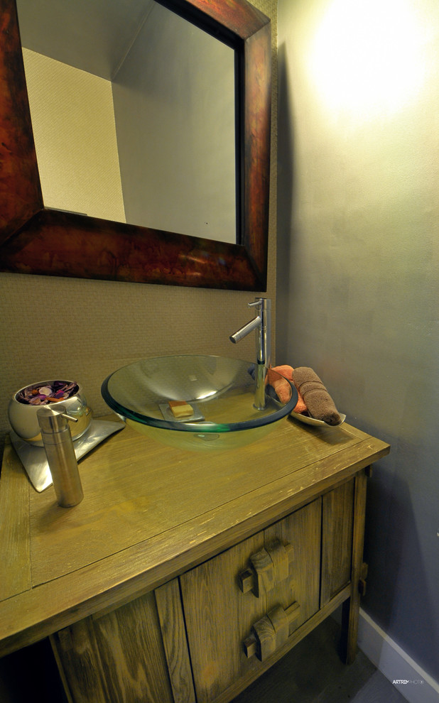 Inspiration för ett litet funkis badrum med dusch, med möbel-liknande, skåp i mellenmörkt trä, träbänkskiva, grå väggar och mellanmörkt trägolv